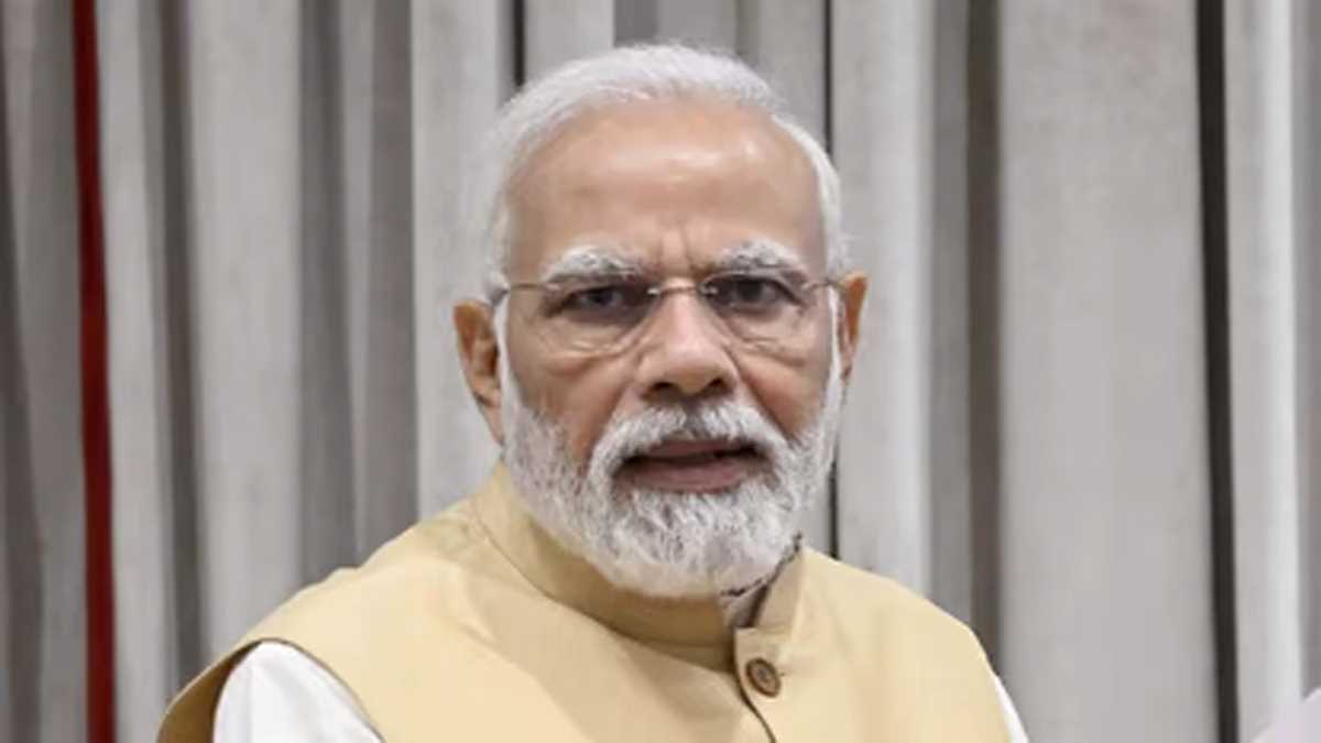 मोदी ने राजघाट जाकर राष्ट्रपिता महात्मा गांधी को पुष्पांजलि अर्पित की